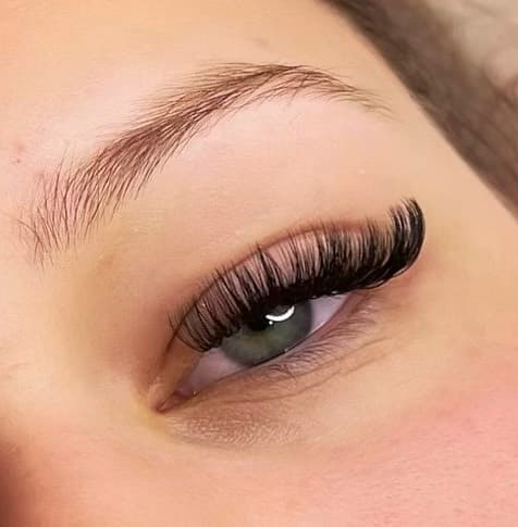 Classic lash extensions with makeup