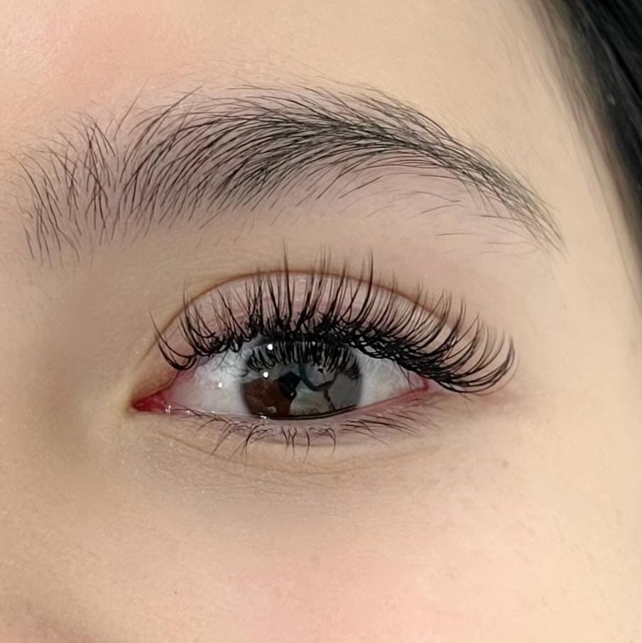 Hybrid lash extensions with makeup